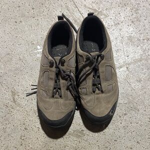 Women’s hiking shoes